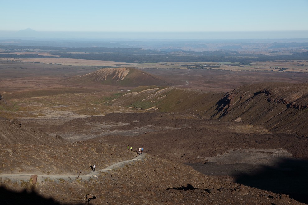 Blick in die Ebene mit Mount Taranaki